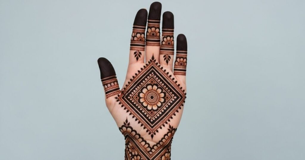 Beautiful Front Hand Simple Mehndi Design That Anyone Can Try 10 Bold Design for a Good Beginning